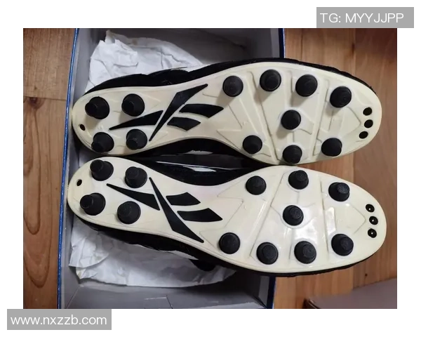 球星亲赠足球鞋,展现对忠实球迷的深厚情谊与支持 球星亲赠足球鞋,展现对忠实球迷的深厚情谊与支持